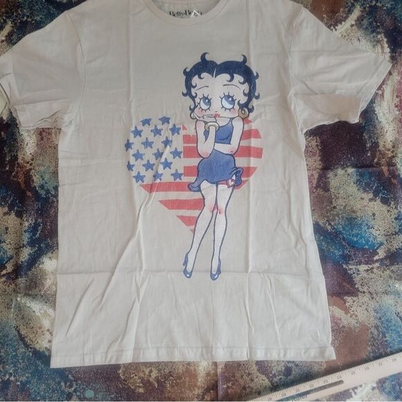 Unisex Size Medium Tan Short Sleeve Betty Boop American Flag Shirt NWT - Picture 1 of 11